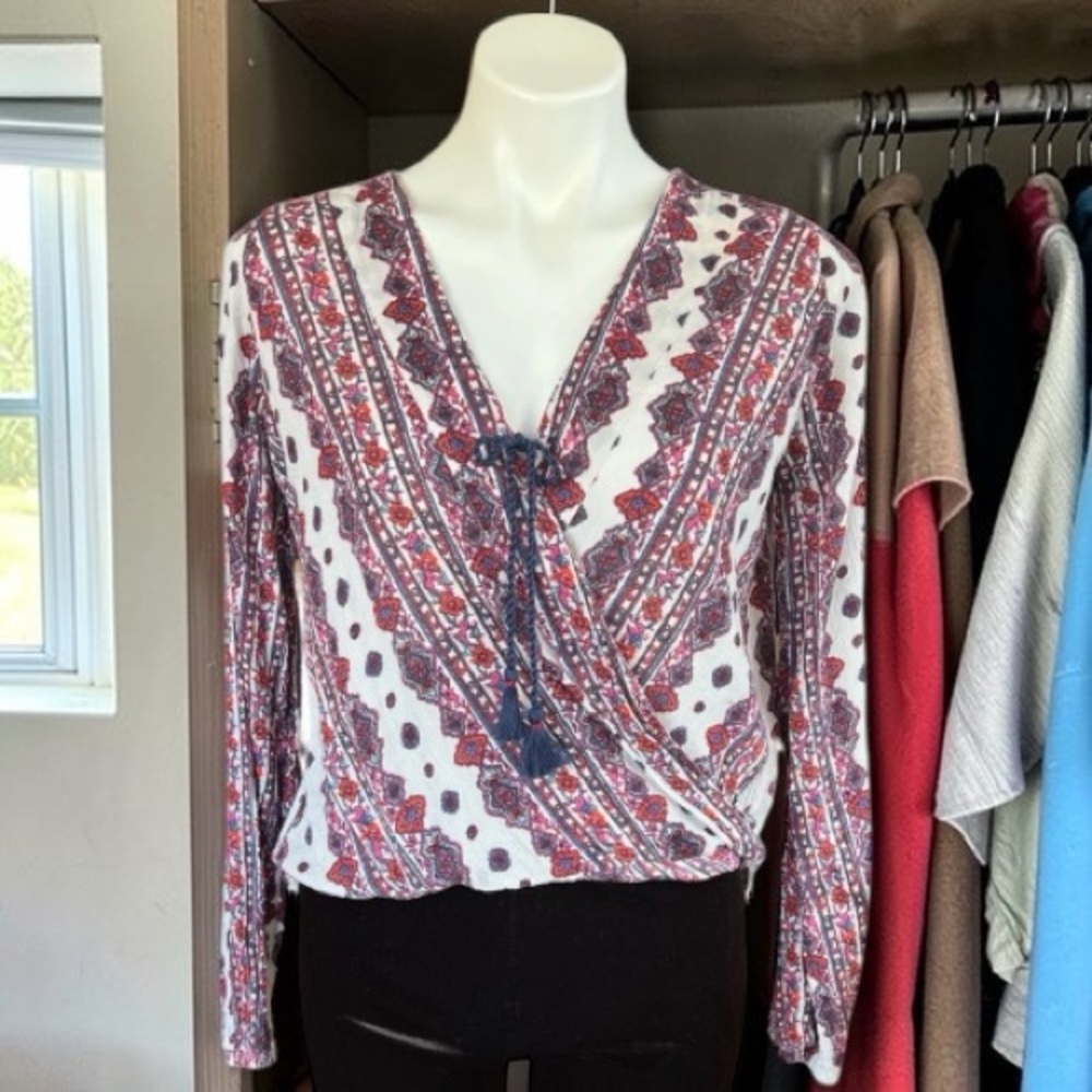 Hollister Long Sleeve HiLow Blouse w Tassel Tie Closure Beachy Batik Print Sz S